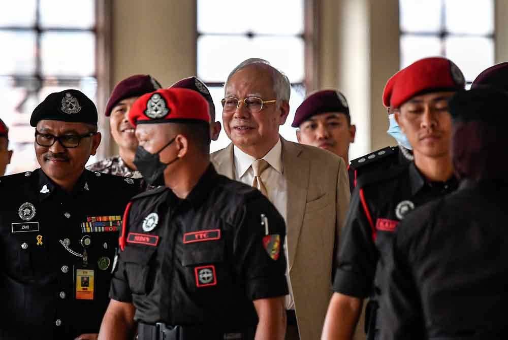 Najib (tengah) hadir di Mahkamah Kuala Lumpur. Foto Bernama