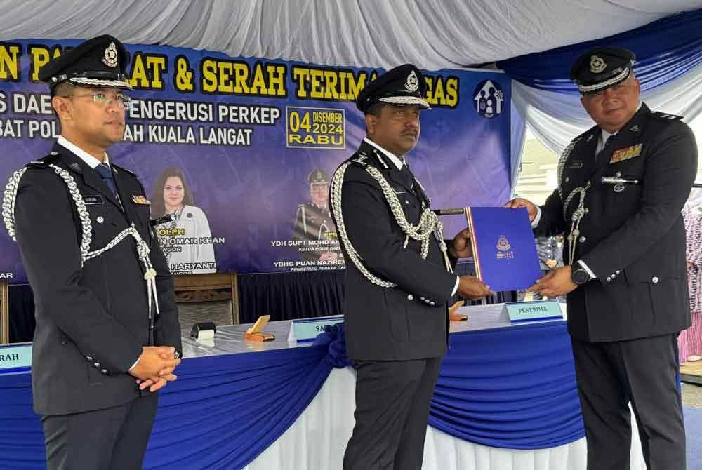 Hussein (tengah) ketika Majlis Serah Terima Tugas Ketua Polis Daerah Kuala Langat yang menyaksikan Akmalrizal (kanan) dilantik sebagai Ketua Polis Daerah Kuala Langat baharu pada Rabu.