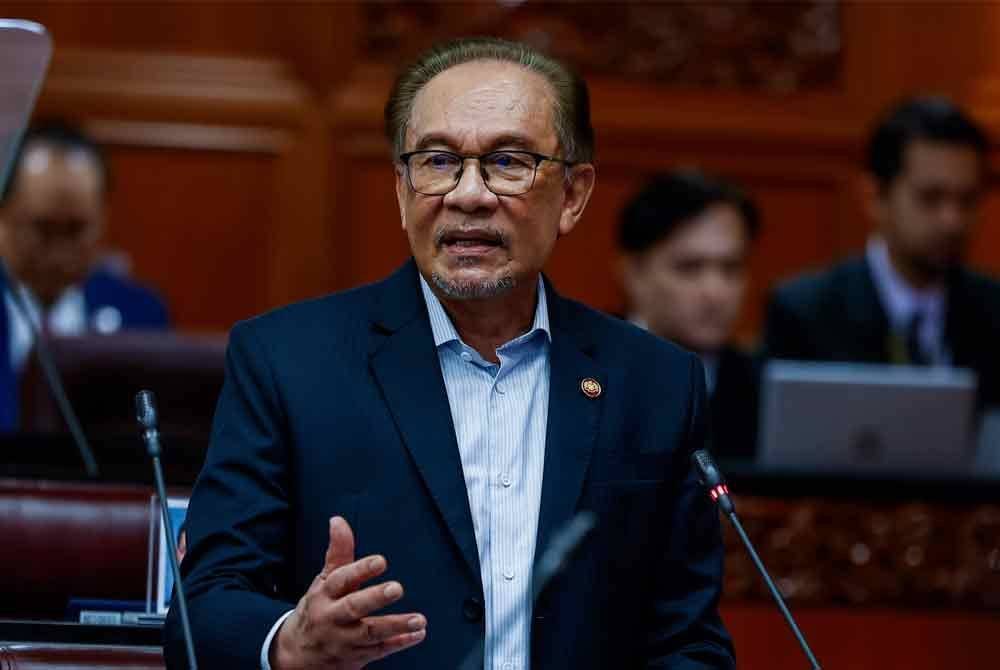 Anwar Ibrahim membentangkan Rang Undang-Undang Perbekalan (2025) dalam Persidangan Dewan Negara yang berlangsung di Bangunan Parlimen hari ini. Foto Bernama