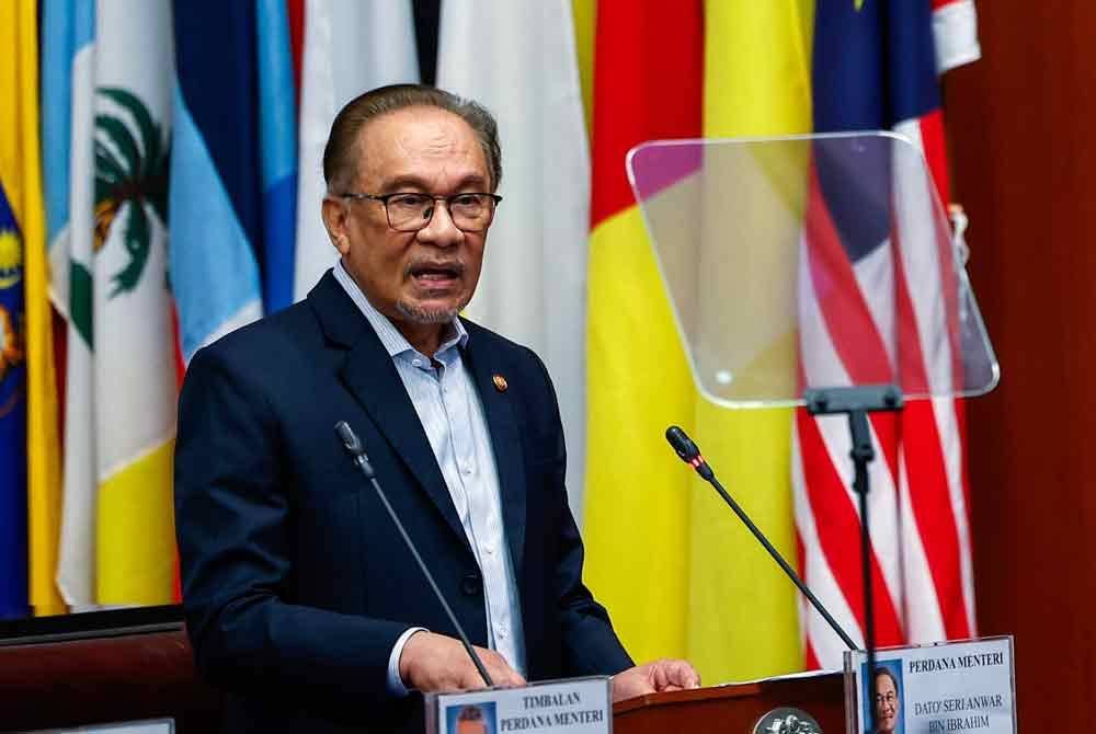 Anwar membentangkan Rang Undang-Undang Perbekalan (2025) dalam Persidangan Dewan Negara yang berlangsung di Bangunan Parlimen hari ini. Foto Bernama