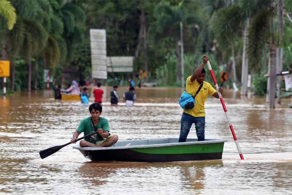 Kerajaan menerima sumbangan sebanyak RM35.8 juta daripada 23 syarikat swasta dan badan korporat khusus bagi membantu mangsa banjir di seluruh negara. Foto Bernama/hiasan