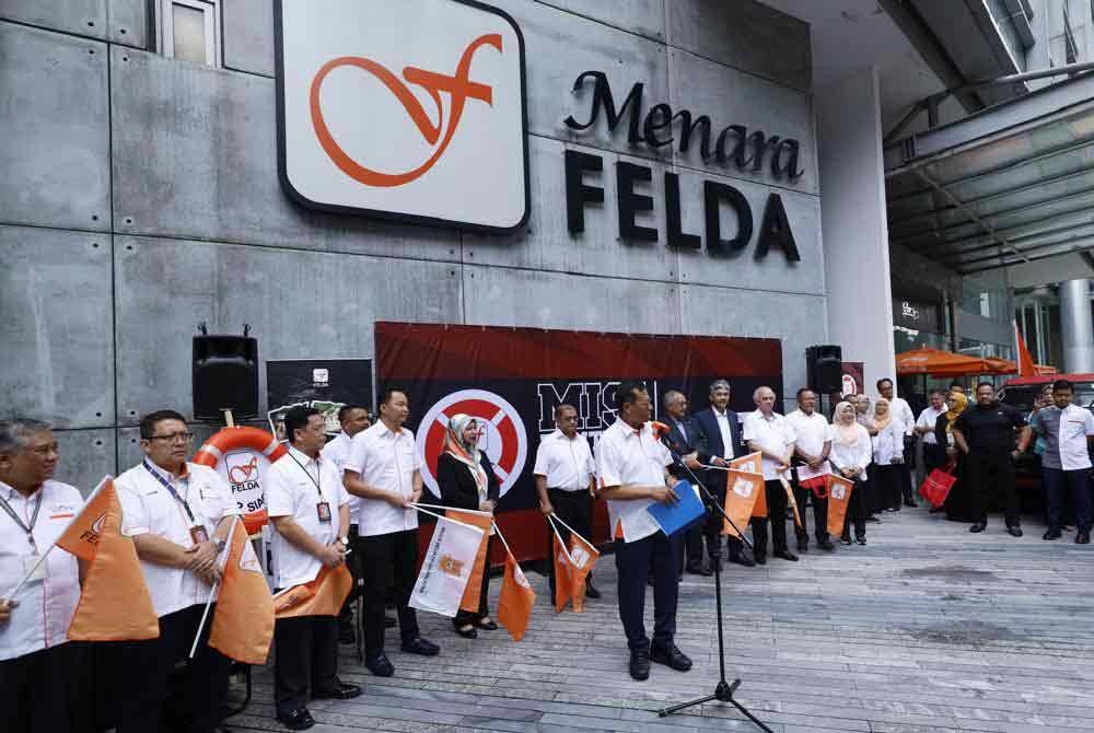 Ahmad Shabery (tengah) ketika merasmikan Misi Bantuan Banjir Kumpulan Felda pada Rabu.