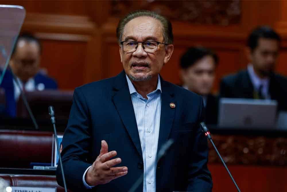 Perdana Menteri merangkap Menteri Kewangan, Datuk Seri Anwar Ibrahim, membentangkan Rang Undang-Undang Perbekalan (2025) dalam Persidangan Dewan Negara yang berlangsung di Bangunan Parlimen pada Rabu. Foto Bernama