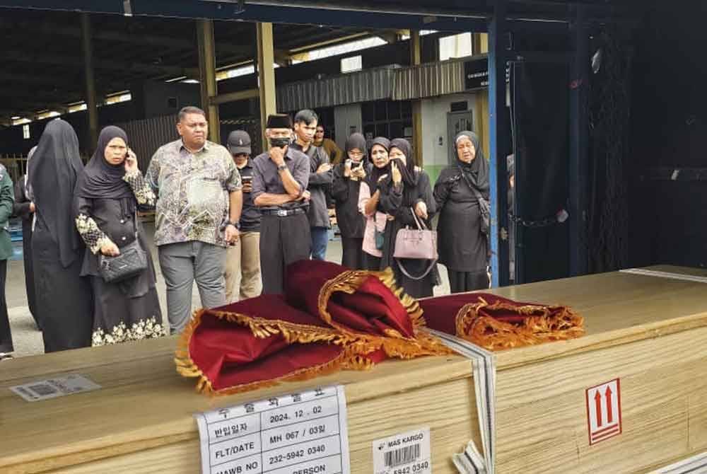 Ahli keluarga dan kenalan rapat menyambut ketibaan jenazah Hanalin yang tiba di MASkargo Kota Kinabalu untuk dibawa ke Kinarut, Papar.