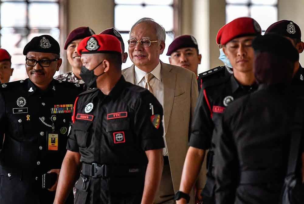 Bekas Perdana Menteri, Datuk Seri Najib Tun Razak (tengah) hadir di Mahkamah Kuala Lumpur bagi perbicaraan bela diri kes Datuk Seri Najib Tun Razak berhubung RM2.3 bilion dana 1Malaysia Development Berhad (1MDB) di Mahkamah Tinggi pada Rabu. Foto Bernama