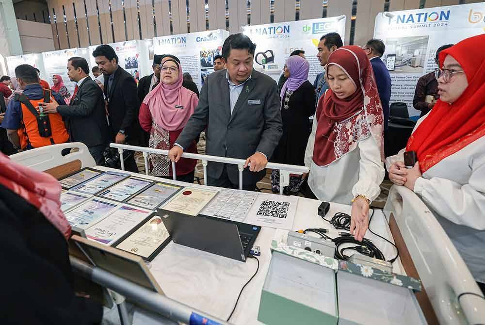 Lukanisman mengunjungi gerai pameran sempena Health Tech Innovation Connect 2024, di sini hari ini. Foto Bernama