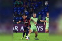 Penyerang JDT, Bergson Da Silva cuba melepasi kawalan pemain Buriram United, Goran Causiv, pada aksi berkenaan. - foto fb Johor Southern Tigers