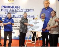 Ahmad Zahid (dua dari kiri) menandatangani plak Majlis Penyempurnaan Program Kampung Angkat Madani KKDW 2024 pada Program Tautan Desa Madani KKDW Sempena Program KAM 2024 di SK Sungai Betul di sini, Ahad.