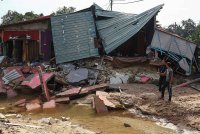 Keadaan beberapa rumah yang musnah di sebuah perkampungan selepas dilanda banjir. Foto Bernama