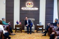 Anwar menerima kunjungan hormat Menteri Luar Australia Penny Wong yang kini berada di Malaysia bagi menghadiri Mesyuarat Tahunan Menteri Luar Negeri Malaysia-Australia ke-6. Foto Bernama