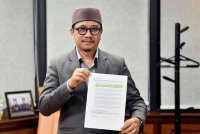 Muhammad Khalil menunjukkan kenyataan media berhubung penangguhan sementara hukuman sebatan ke atas pesalah syariah takzir di sebuah masjid di Kuala Terengganu.