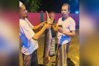 Jemaah Masjid Ikhtikaf ZB, Kampung Padang Mengkali, Peringat di Kota Bharu teruja selepas ikan Alligator Gar tersangkut pada pukat yang dipasang pada Jumaat lalu.