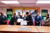 Saarani (tengah) menyaksikan pertukaran dokumen MoU di antara Tourism Perak Management Berhad dengan Rimba Adventures Sdn Bhd bagi penganjuran Rimba Raid di Bangunan Perak Darul Ridzuan pada Rabu.