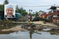 Keadaan beberapa buah rumah yang musnah di Kampung Baru Nelayan, Tumpat, Kelantan selepas kawasan tersebut dilanda banjir - Foto: Bernama (Gambar kecil: Mohd Nassuruddin)
