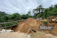 Laluan Kilometer 35 Jalan Gua Musang-Jeli di Gua Musang yang runtuh akibat hujan lebat pada Jumaat lalu berkemungkinan mengambil masa lebih sebulan sebelum dibuka semula untuk kegunaan orang luar.FOTO SINAR HARIAN-HAZELEN LIANA KAMARUDIN