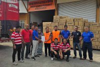 Wakil Gardenia KL menyerahkan bantuan sumbangan kepada JKM untuk diagihkan kepada mangsa banjir