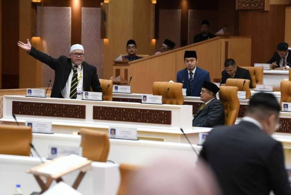 DUN Perak kecoh melibatkan Razman (kiri) dan Kah Leong (kanan) mengenai isu bendera negara China di sini pada Rabu.