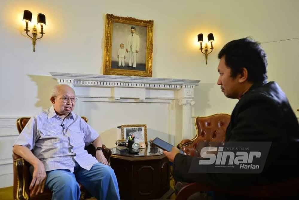 Tengku Razaleigh (kiri) ketika ditemu bual wartawan Sinar Premium di pejabatnya di ibu negara, baru-baru ini. Foto Sinar Harian/ASRIL ASWANDI SHUKOR