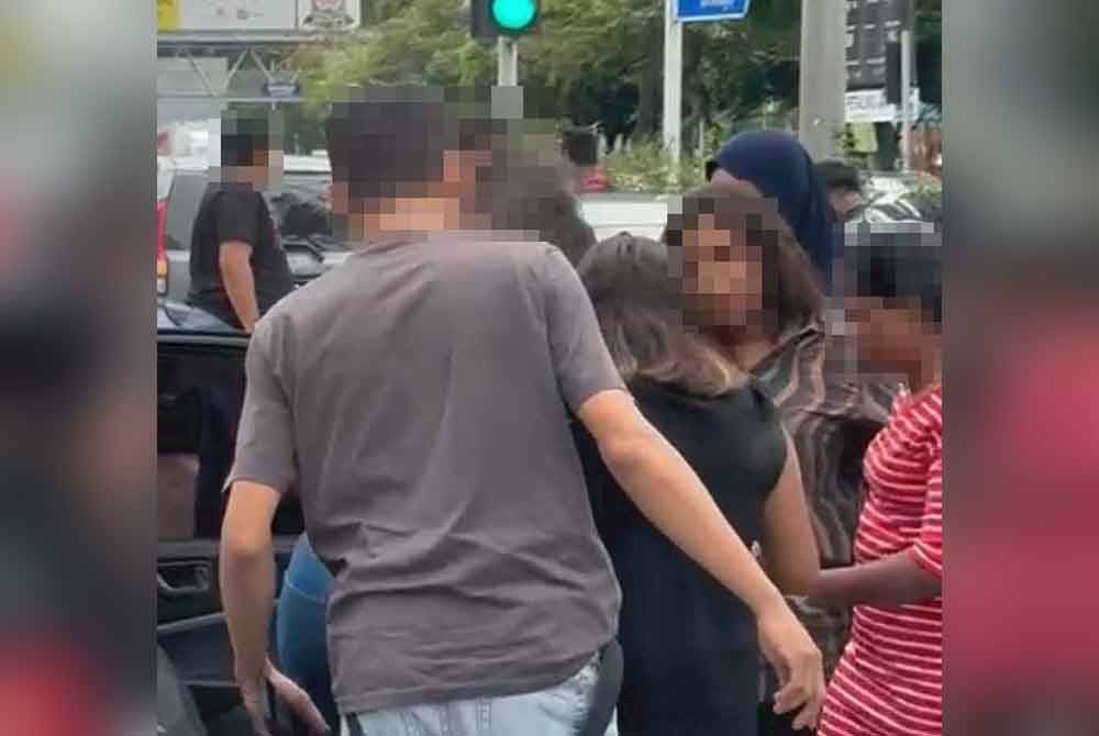 Video tular memaparkan empat wanita ditahan di persimpangan lampu isyarat, Jalan Semangat PJS 13, Petaling Jaya, pada Rabu.