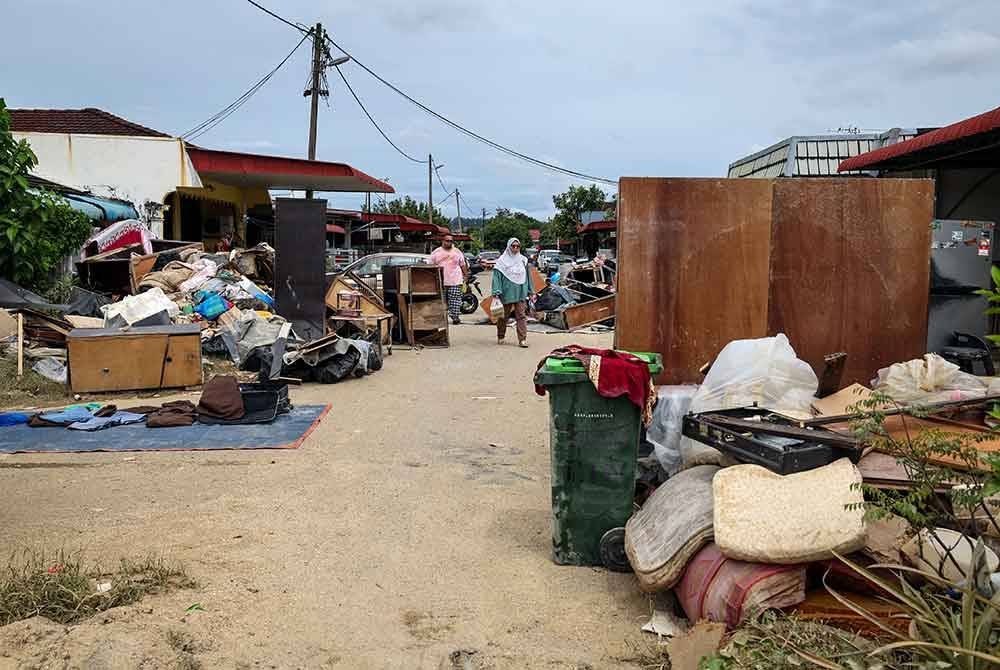 Keadaan kawasan perumahan Taman Tabung Haji yang dipenuhi dengan peralatan rumah yang rosak akibat dilanda banjir ketika tinjauan pada Rabu. Foto Bernama