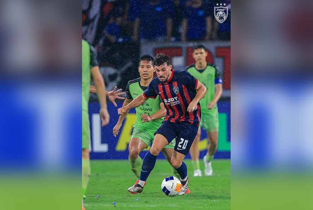 Muniz (hadapan) mengawal bola walau diasak pemain Buriram United pada aksi ACLE di Stadium Sultan Ibrahim, Selasa lalu. Foto FB Johor Southern Tigers