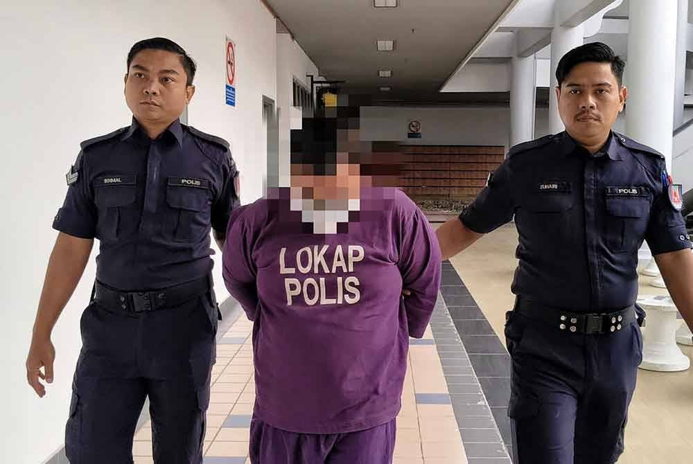 Lelaki berusia 32 tahun (tengah) direman selama lima hari bermula Khamis.