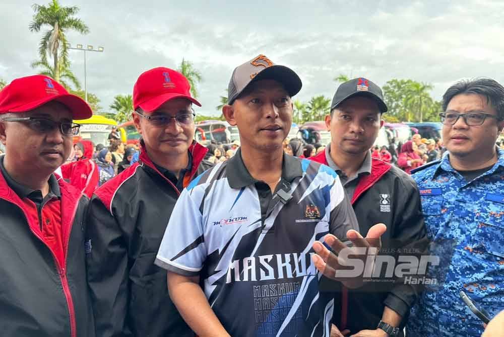 Norkhalid (tengah) yang turut menyertai misi bantuan banjir ke Kelantan. FOTO SINAR HARIAN-ADILA SHARINNI WAHID.