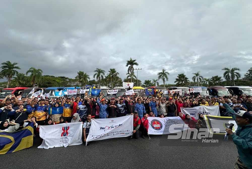 Penuntut dari 12 universiti seluruh negara pada Pelepasan Misi Skuad Ihsan Madani di padang kawad USM di Kota Bharu pada Isnin. FOTO SINAR HARIAN-ADILA SHARINNI WAHID.