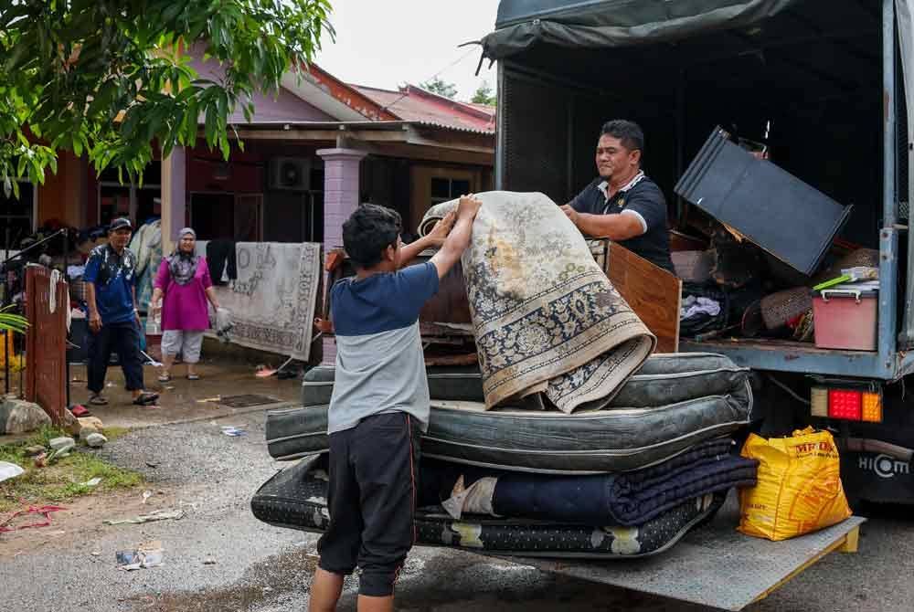 Sukarelawan membantu penduduk membersihkan rumah selepas kawasan perumahan itu dilanda banjir berikutan hujan lebat semasa tinjauan di Taman Desa Tanjung Damai, hari ini. Foto Bernama