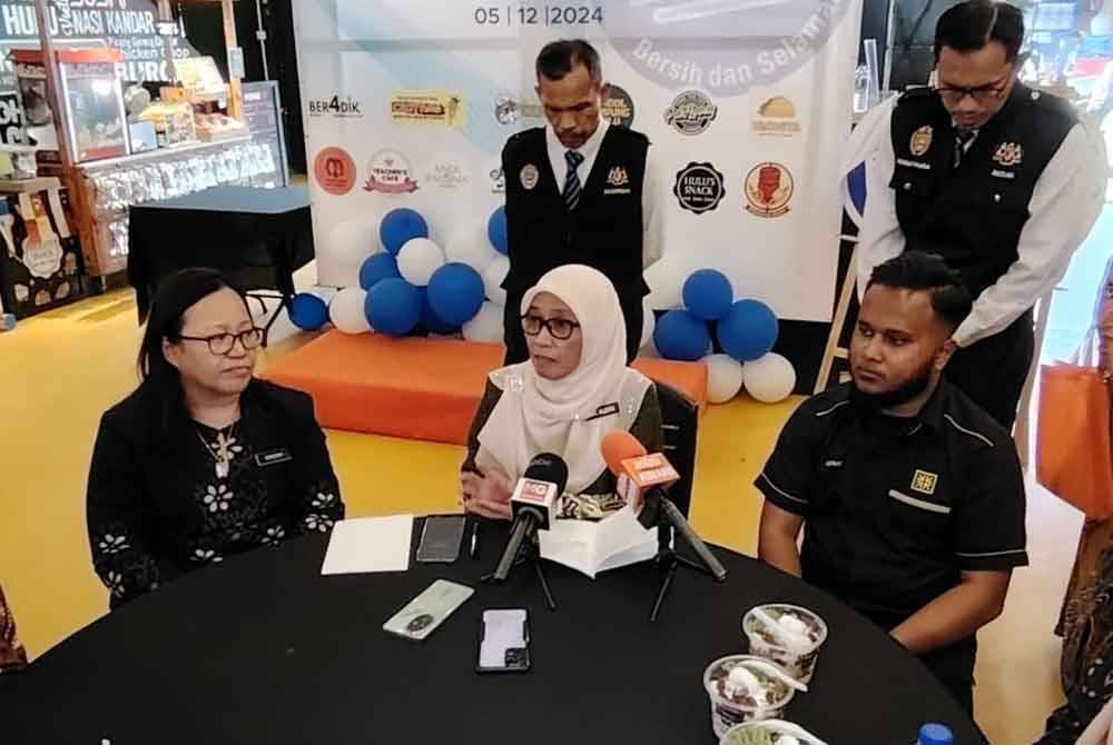 Dr Ruzita (tengah) pada sidang akhbar Majlis Pengiktirafan Bersih dan Selamat (BeSS) bersama Bahagian Keselamatan dan Kualiti Makanan, Jabatan Kesihatan Negeri Melaka (JKNM) di Makan Avenue, Kampung Hulu pada Khamis.