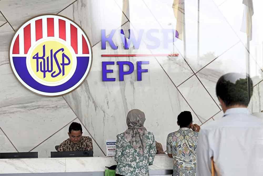 Seramai 2.65 juta ahli aktif formal KWSP berumur 18 hingga 55 tahun telah mencapai simpanan asas. Foto hiasan