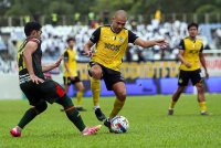 Pemain pasukan Perak FC Clayton Da Silveira Da Silva (kanan) diasak pemain pasukan Kedah Darul Aman (KDA) FC Muhammad Ariff Farhan Md Isa pada saingan Liga Super di antara Perak FC dan KDA FC di Stadium Majlis Perbandaran Manjung pada Rabu. Foto Bernama