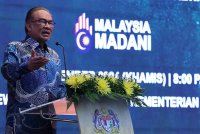 Anwar ketika berucap pada Perhimpunan Bulanan Kementerian Kewangan hari ini. Foto Bernama