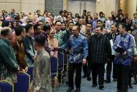 Anwar (tiga dari kanan) bersalaman dengan warga kerja Kementerian Kewangan pada Perhimpunan Bulanan Kementerian Kewangan hari ini. Foto Bernama