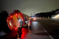 Gambar tular berkaitan kemalangan sebuah bas ekspres di KM427.1 Lebuhraya Utara Selatan pada Rabu.