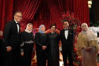 Dari kiri, Dr Dzulkefly; isteri, Datin Seri Azlin Hezri; Menteri Pembangunan Wanita, Keluarga dan Masyarakat, Nancy Shukri; Dr Adeeba; Pengasas dan Pengerusi Kumpulan Sunway, Tan Sri Dr Jeffrey Cheah; dan Timbalan Ketua Pengarah Kesihatan (Kesihatan Awam), Datuk Dr Norhayati Rusli.