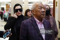 Bung Moktar dan Zizie Izette hadir ke Mahkamah Sesyen Kuala Lumpur pada Khamis, bagi prosiding tiga kes rasuah membabitkan RM2.8 juta berkaitan pelaburan Felcra Bhd. FOTO SINAR HARIAN-ROSLI TALIB