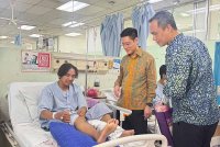 Zairil (kiri) bertanya sesuatu kepada salah seorang pesakit ketika menghadiri Program JPJ@Komuniti Hari Memperingati Mangsa Kemalangan Jalan Raya 2024 di HPP.