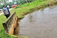 Thiban (kiri) meninjau keadaan sistem perparitan di Kampung Assam Jawa di Kuala Selangor pada Khamis.