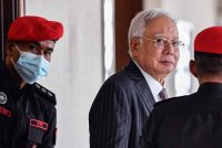 Najib (tengah) hadir di Mahkamah Kuala Lumpurpada Khamis. Foto Bernama