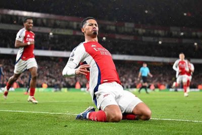 Saliba antara penjaring gol ketika Arsenal menjinakkan Manchester United di London. Foto Agensi