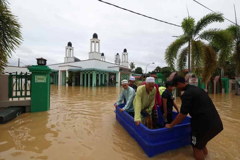 KEWAJIPAN solat Jumaat tidak gugur sekiranya mangsa banjir mampu untuk hadir ke masjid berdekatan. Foto Bernama