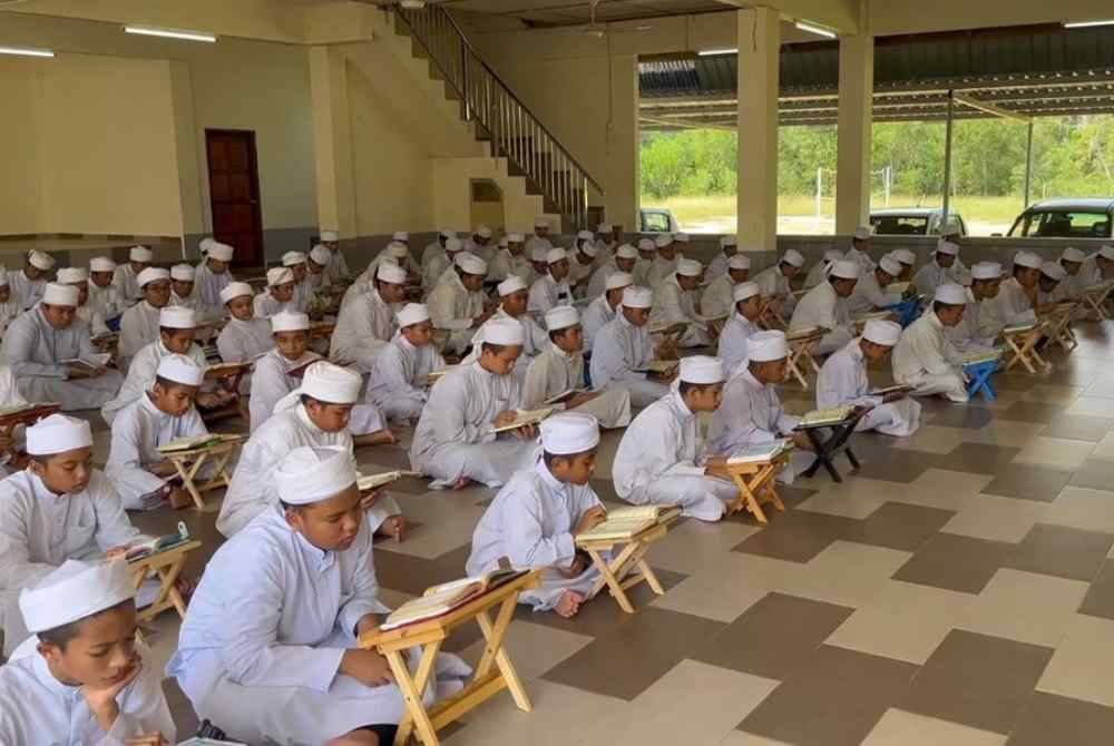 SEJAK ditubuhkan pada 2007, MABIQ melahirkan hampir 100 pelajar yang berjaya melanjutkan pengajian ke peringkat lebih tinggi sama ada di dalam mahupun luar negara antaranya di Mesir dan Jordan. -Foto: IHSAN MAAHAD BAHASA DAN ILMU AL-QURAN