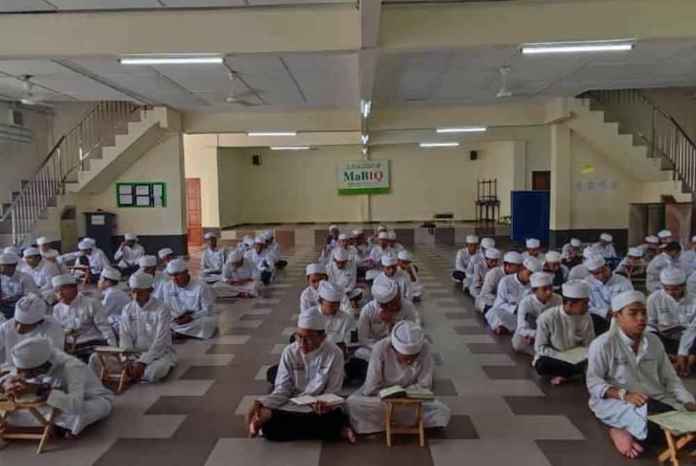 SELAIN menghafaz al-Quran, pelajar MABIQ turut diajar subjek akademik dan mengambil peperiksaan awam seperti Sijil Menengah Agama, Sijil Pelajaran Malaysia dan Sijil Tinggi Agama Malaysia. -Foto: IHSAN MAAHAD BAHASA DAN ILMU AL-QURAN