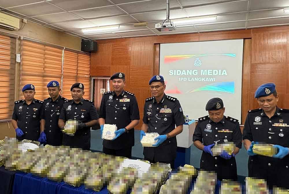 Rusley (tiga dari kanan) menunjukkan dadah yang dirampas Pasukan Polis Marin, Isnin lalu.