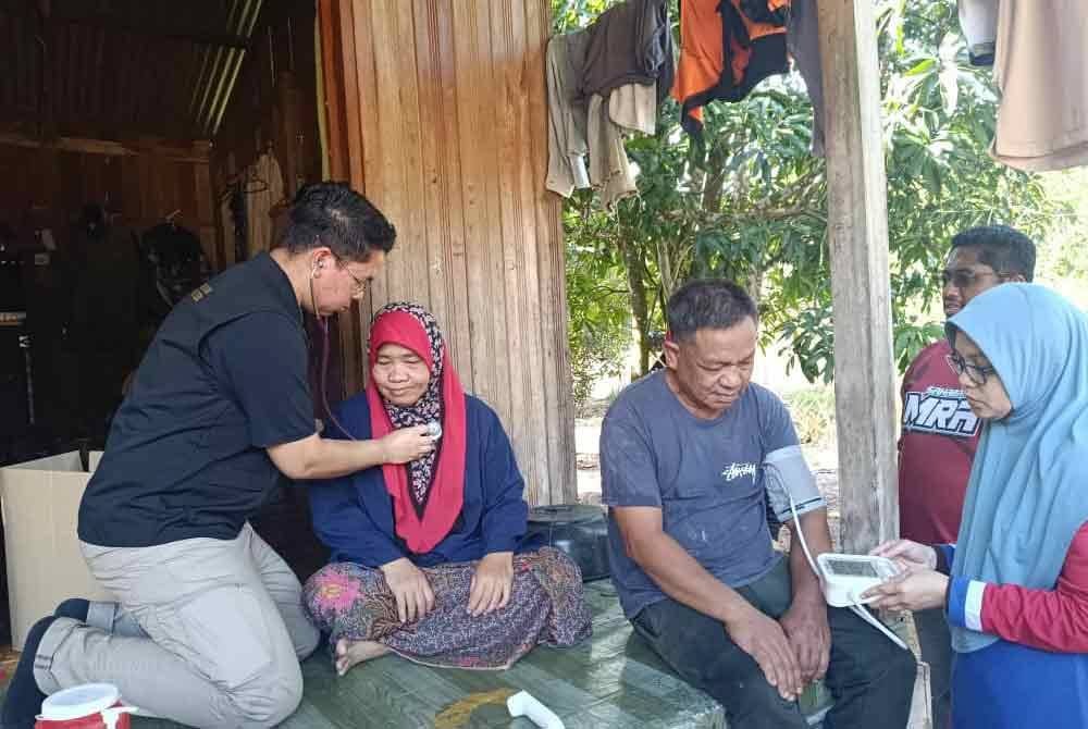 Beberapa doktor turut membuat peperiksaan kesihatan terhadap penduduk yang merupakan mangsa terkesan banjir.