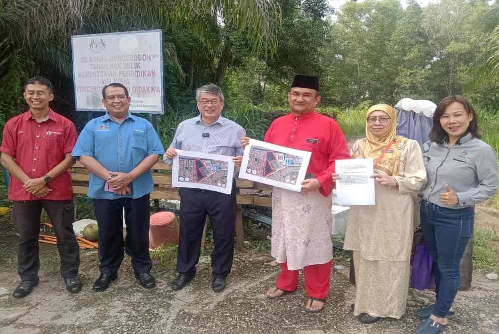 William (tiga, kiri) membuat tinjauan di tapak pembinaan sekolah baharu, SMK Tasik Puteri 2 bersama pihak sekolah dan Pejabat Pendidikan Daerah.