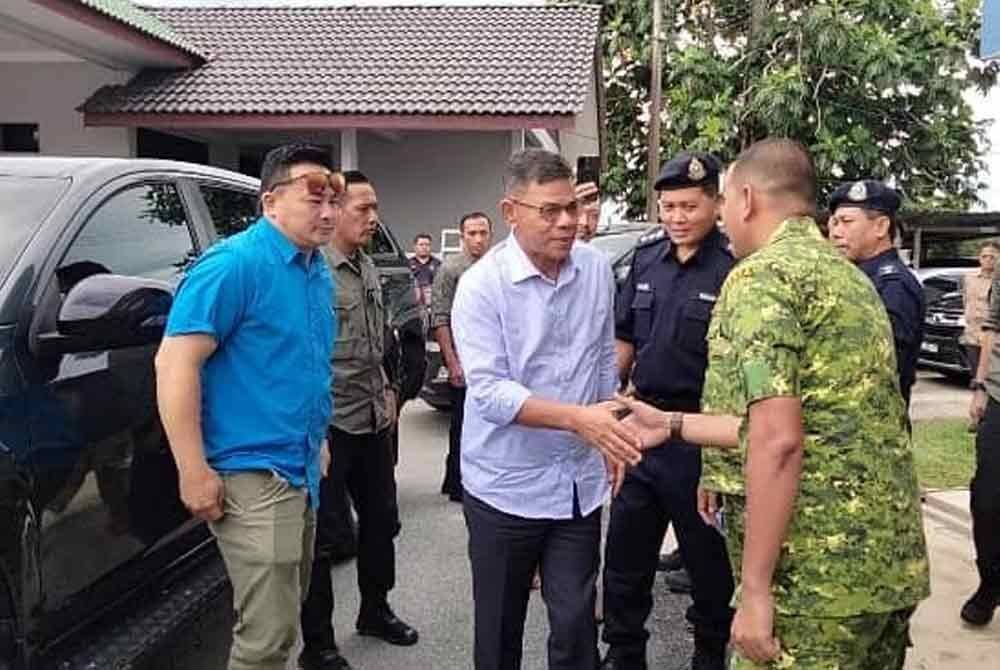 Saifuddin (tengah) tiba untuk mendengar taklimat banjir dan melawat mangsa bencana di Kelantan.