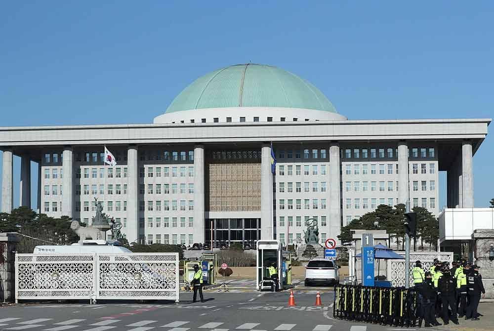 Anggota polis kelihatan berhampiran Perhimpunan Kebangsaan di Seoul, Korea Selatan. Foto Xinhua