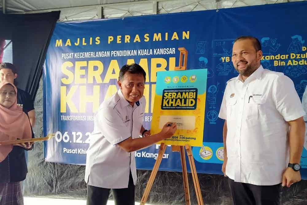 Safuan (kiri) bersama Iskandar Dzulkarnain ketika menyempurnakan perasmian Pusat Kecemerlangan Pendidikan Kuala Kangsar Serambi Khalid di Pusat Khidmat Rakyat Parlimen Kuala Kangsar, pada Jumaat.